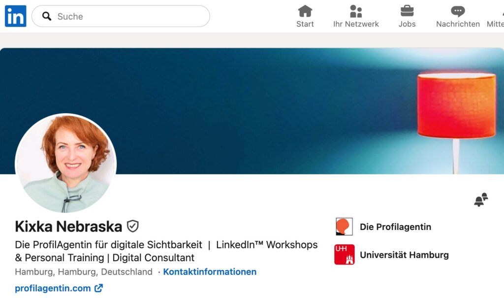 Screenshot der LinkedIn-Profilseite von Kixka Nebraska mit Verifizierungshäkchen hinter dem Namen